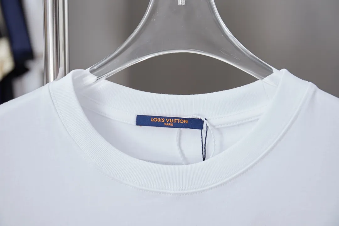 🅿️180 1V 25SS early spring new style Short sleeves with embroidered LV letters Light luxury Essential item for daily commuting for men and women Correct version Welcome to compare Detailed features · 320g 100% pure cotton double yarn jersey fabric · Custom dyed special thickening in the same vat 32 pieces double-strand 1X1 thread · Imported Tajima machine appliqué embroidery LV letter technology · Double needle stitching cross-stitch technology · Original main mark, washable tag, brand moisture-proof paper packaging Color: black/white Size: S/M/L/XL